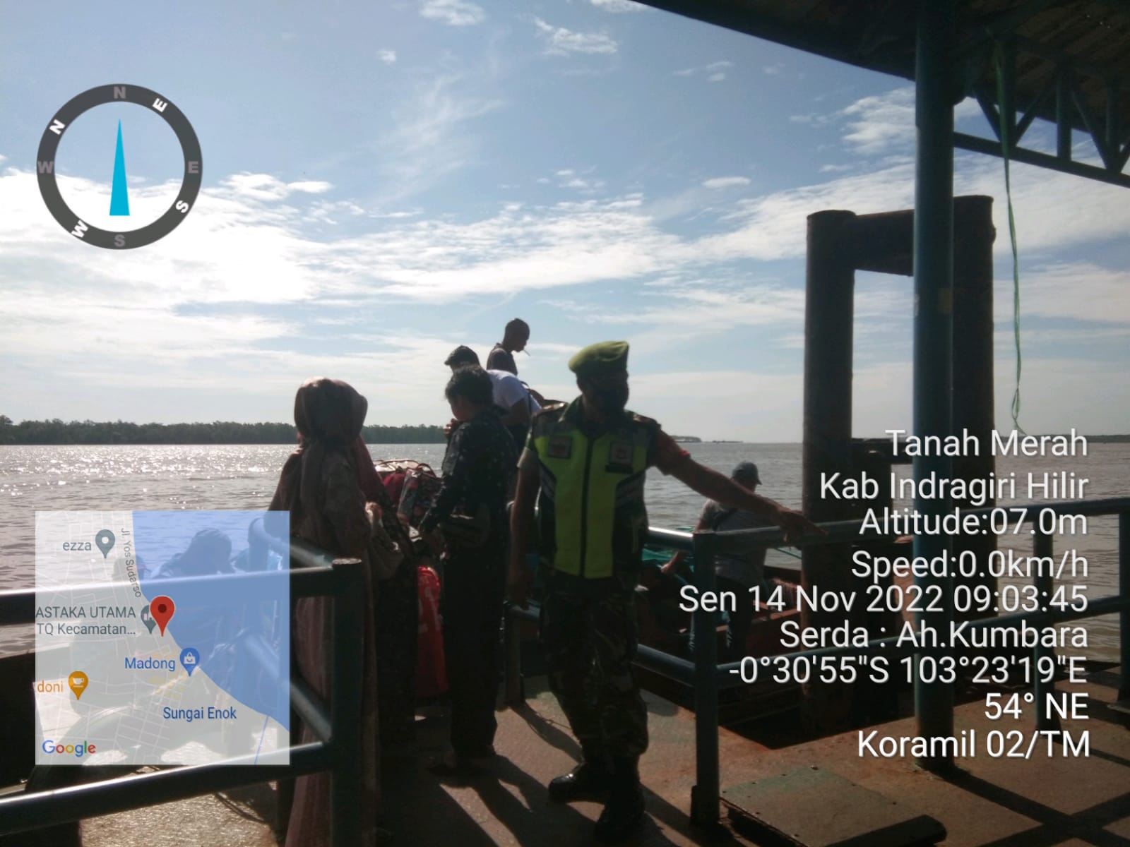 Cara Humanis Serda AH Kumbara Anggota Koramil 02/TM Himbau Warga Patuhi Protkes Ke Pada Penumpang Speedboat 