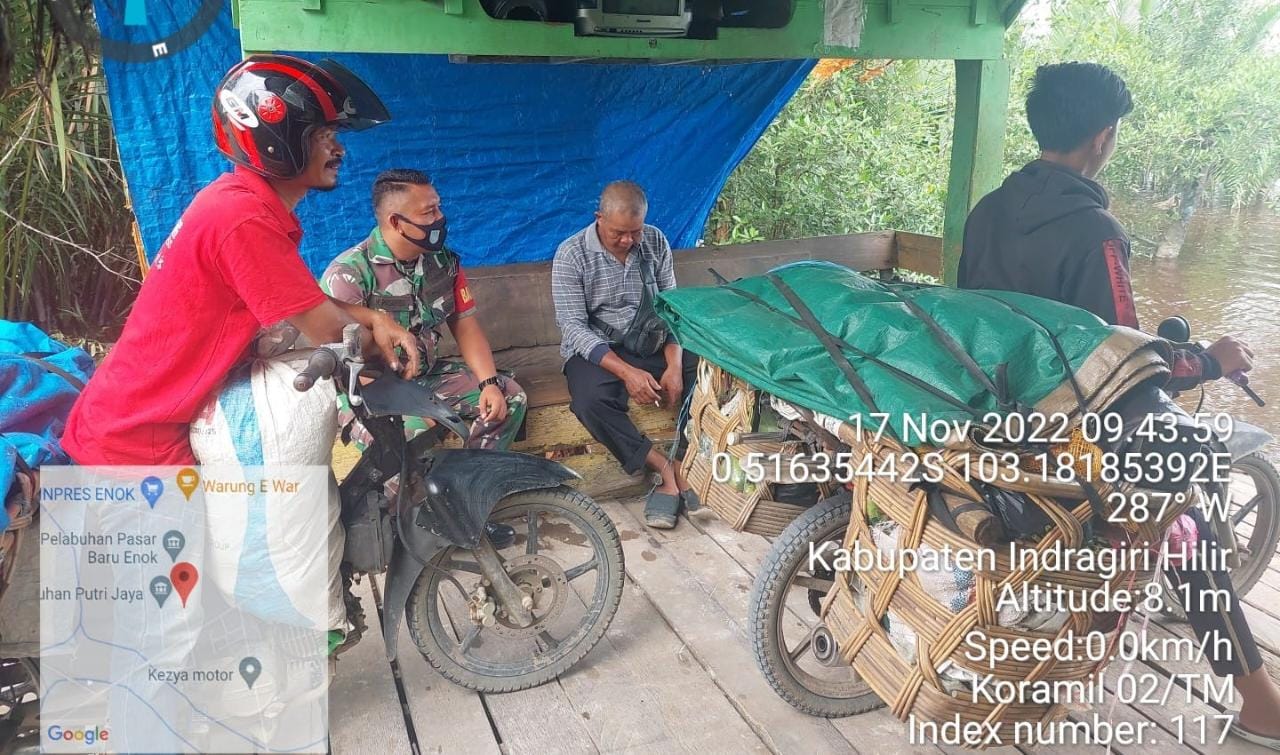 Jalin Komsos dengan Para Penambangan Sampan di Kelurahan PSM Babinsa Ingatkan Keselamatan Berkerja