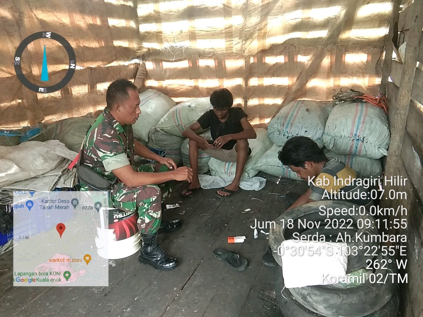 Tingkatkan Hubungan Baik, Serda AH Kumbara Laksanakan Komsos dengan Masyarakat di Kelurahan Teluk Medan