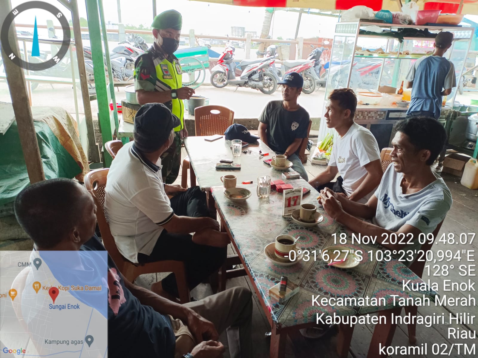 Anggota Koramil 02/TM Koptu RH Tambunan Beri Himbauan Warga Patuh Protokol kesehatan 