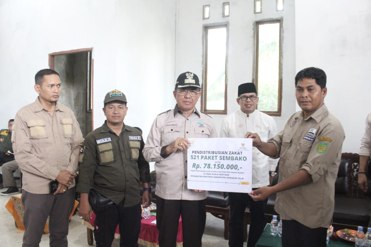 Datangi Korban Banjir di Desa Kuala Keritang, Bupati HM Wardan Serahkan Bantuan Paket Sembako 