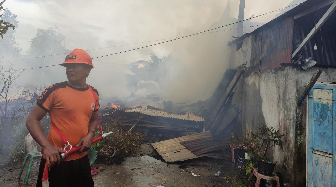 Si Jago Merah Beraksi Hanguskan 5 Rumah Padat Penduduk di Tembilahan 