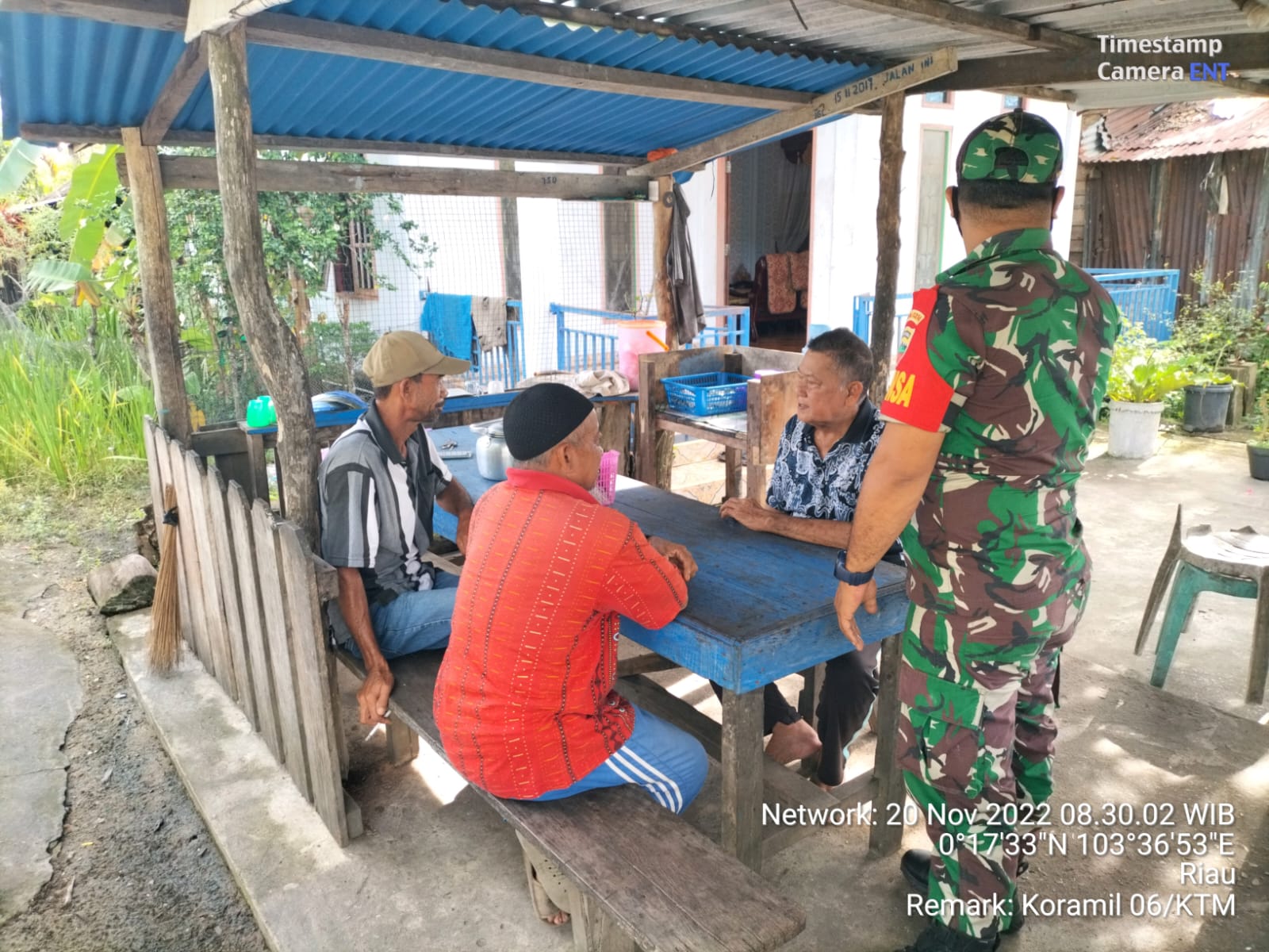 Babinsa Koramil 06/KTM Serda Edili Laksanakan Himbauan Protkes di Sungai Simbar 