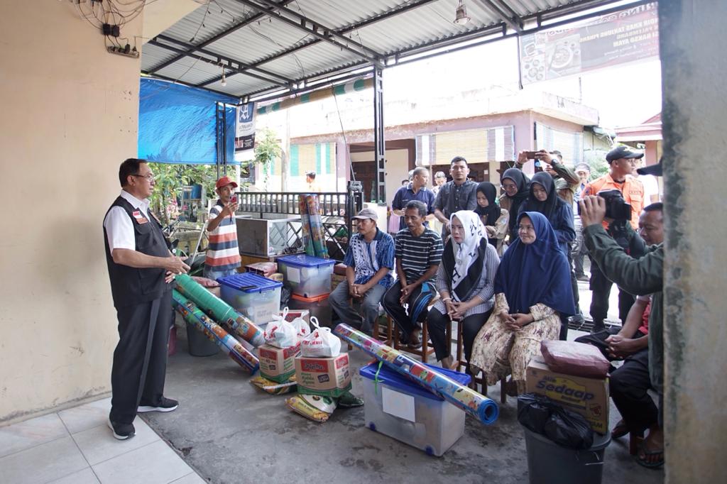 Bupati HM Wardan Serahkan Bantuan Kepada Korban Kebakaran di Lr. Suwito Tarjo