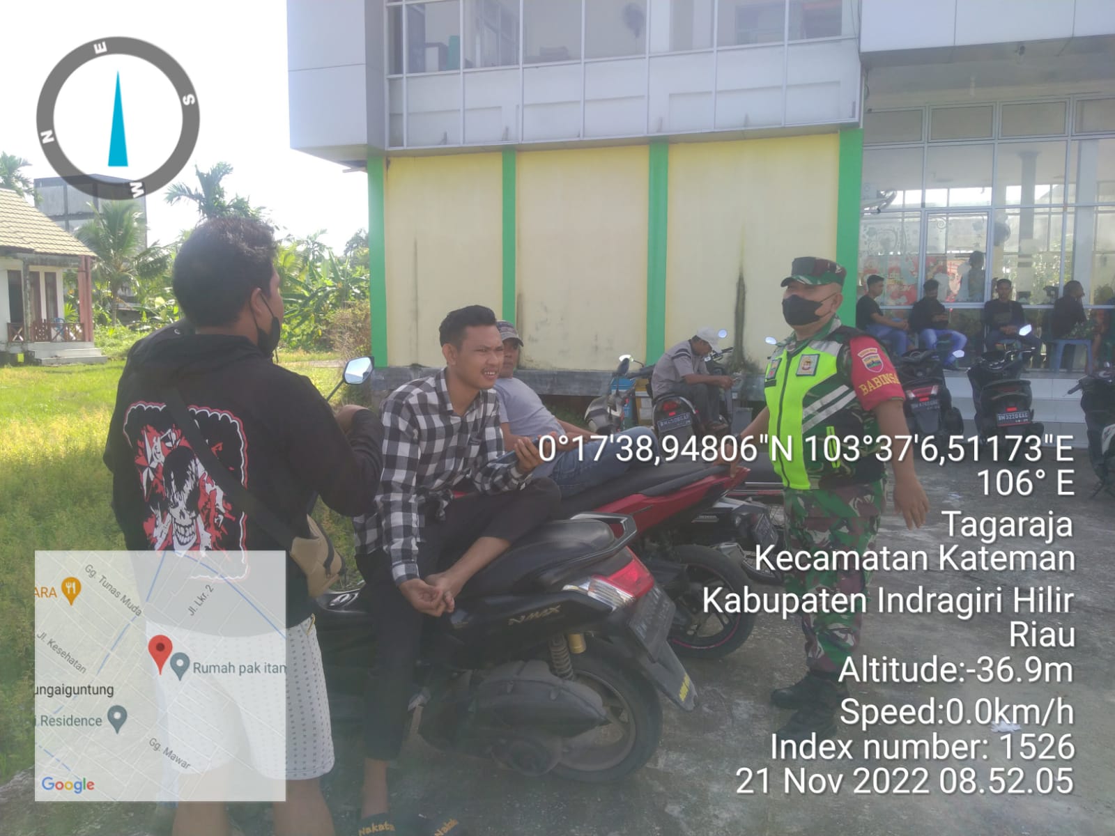 Personil Koramil 06/KTM Sertu Jonni Pasaribu Berikan Himbauan Protokol kesehatan ke Masyarakat 
