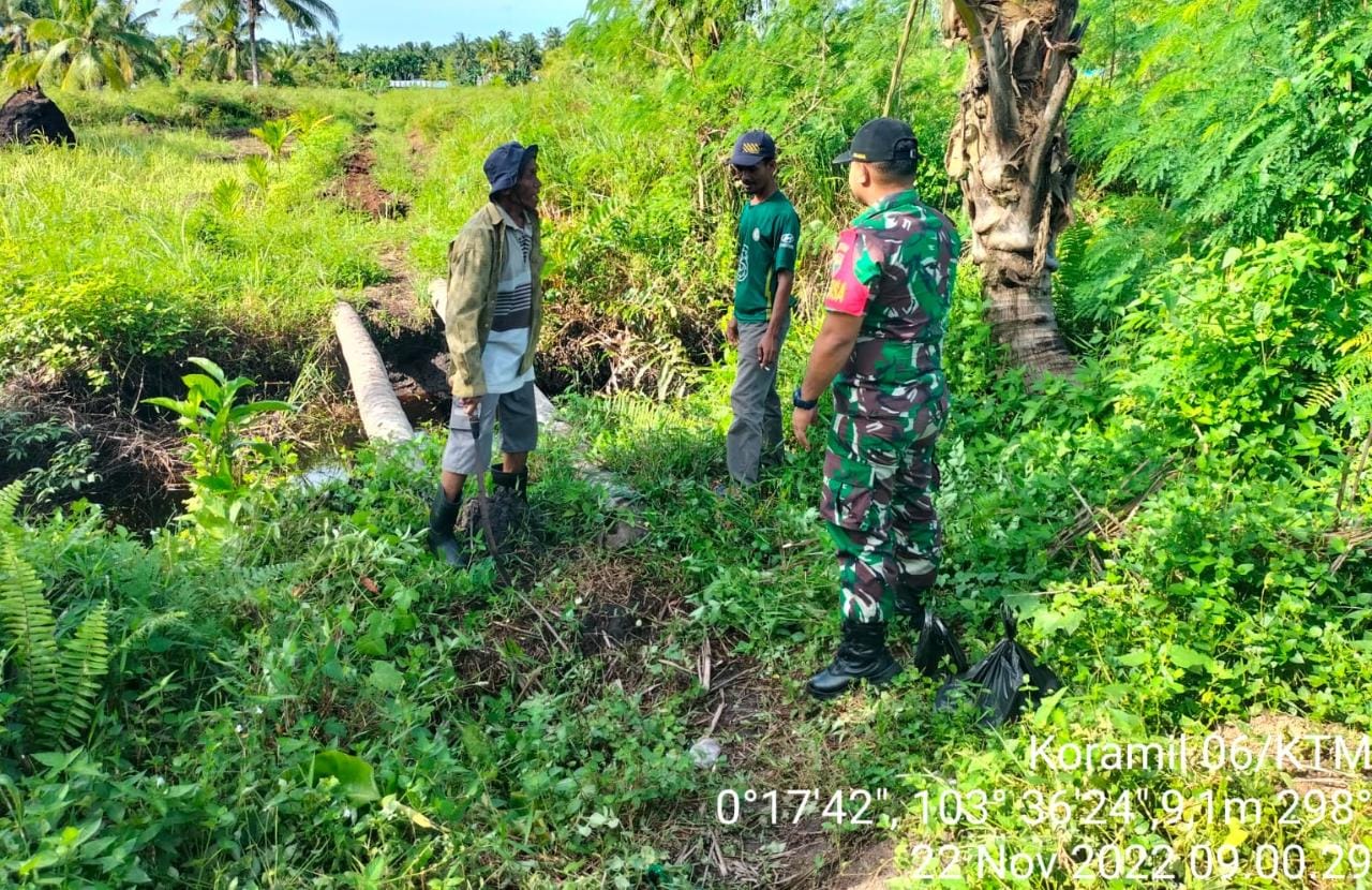 Serda Edili Zalukhu Babinsa Desa Sungai Simbar Laksanakan Patroli dan Sosialisasi Karhutla Bersama Warga Binaan 