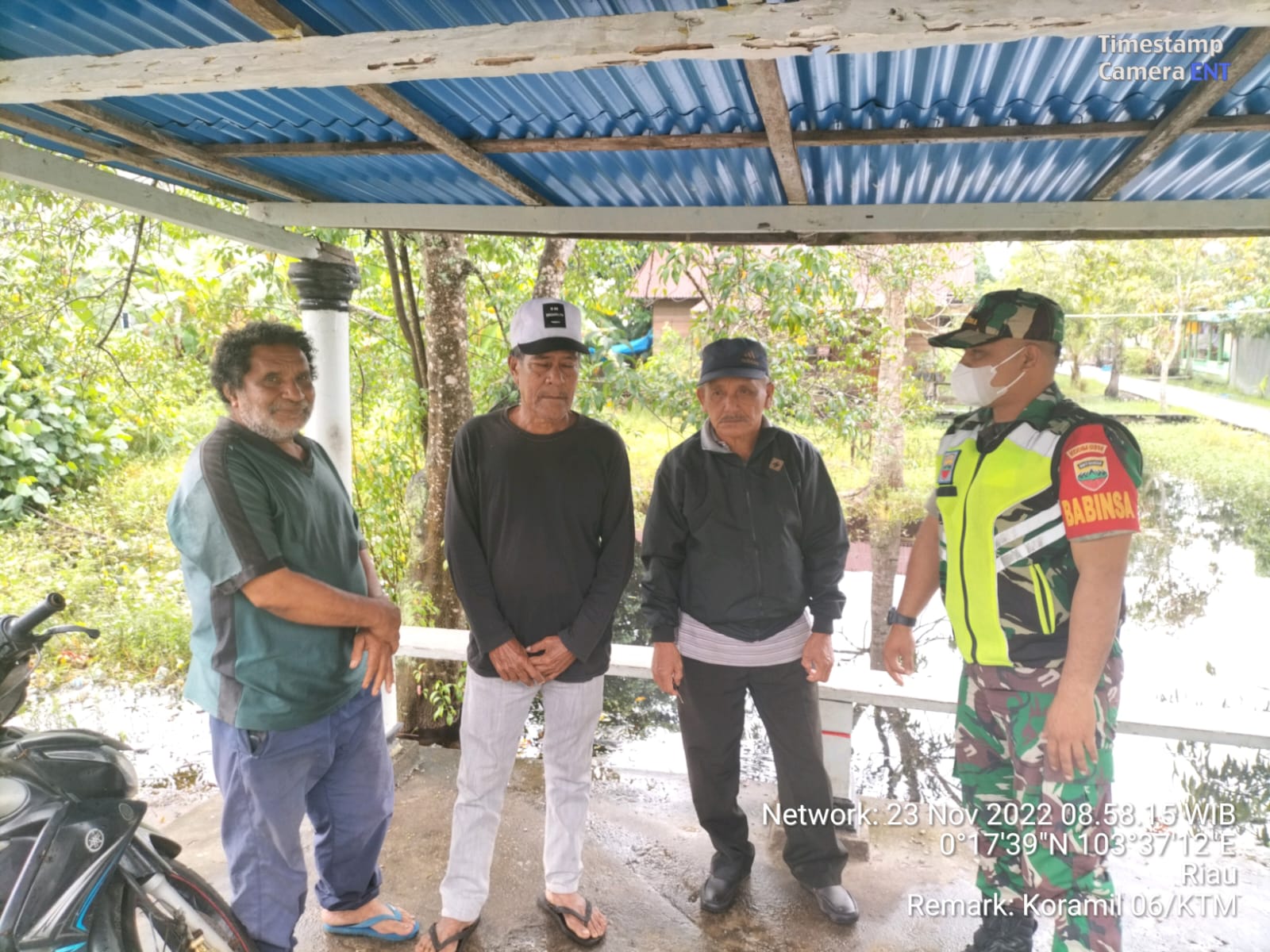 Babinsa Koramil 06/KTM Serda Edili Zalukhu Beri Himbauan Protkes Kepada Warga Sungai Simbar 