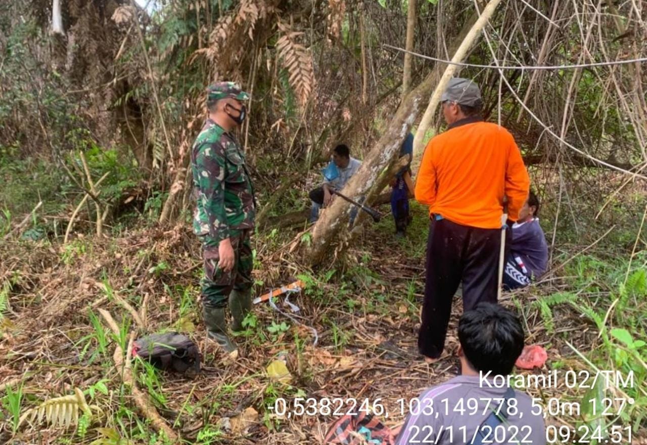 Jaga Wilayah Binaan Aman Karhutla, Serda Marhalim Pasaribu Babinsa kelurahan Pusaran Laksanakan Patroli Bersama Warga 