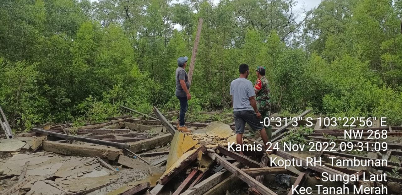 Koptu RH Tambunan Babinsa Desa Sungai Laut Laksanakan Patroli Karhutla 
