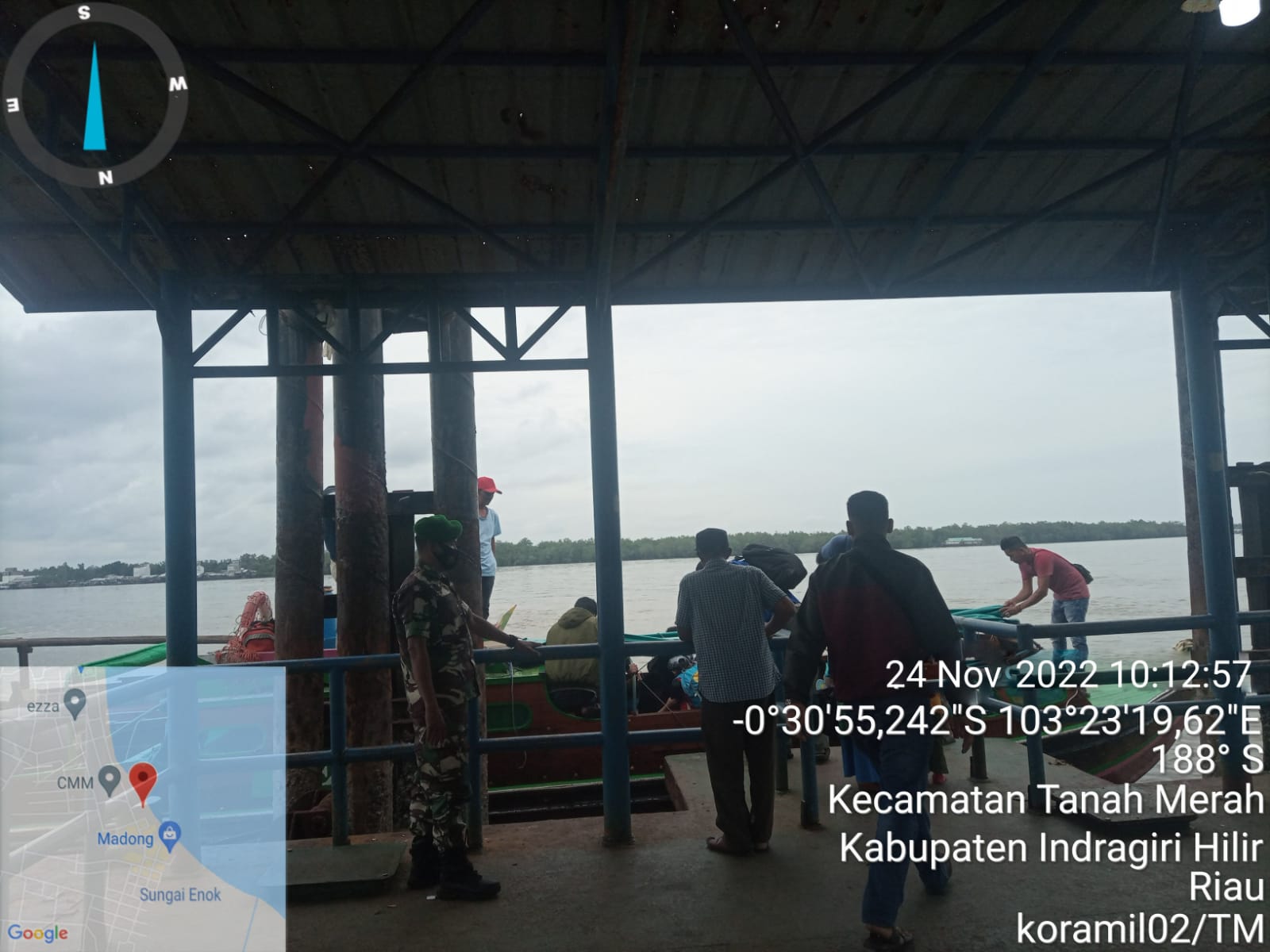 Serda M Ade Anggota Koramil 02/TM Terus Laksanakan Himbauan Protkes Ke Masyarakat 