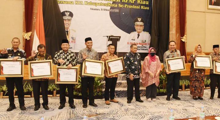 Peduli dalam Pencegahan HIV AIDS, Wabup H.Syamsuddin Uti Terima Penghargaan Dari KPA Riau