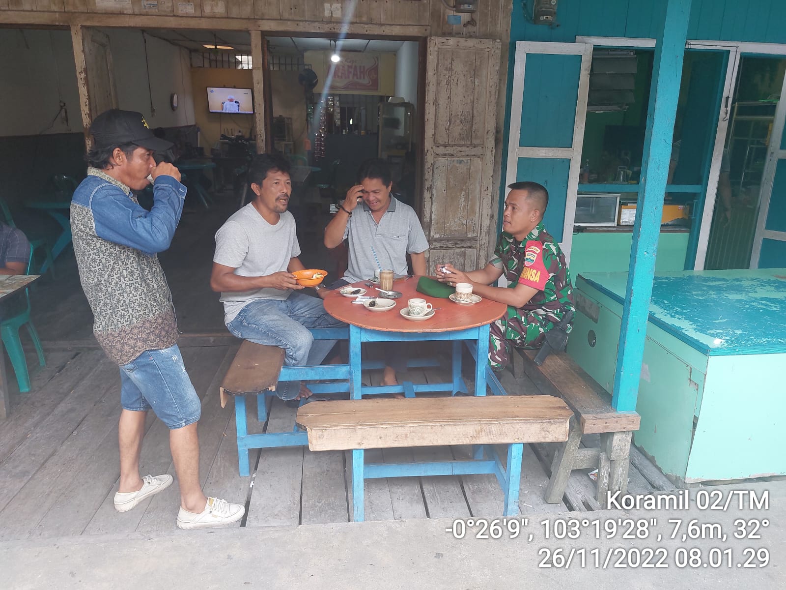 Jalin Keakraban, Babinsa Serda Agusmi Duduk Bersama dengan Warga Binaan 