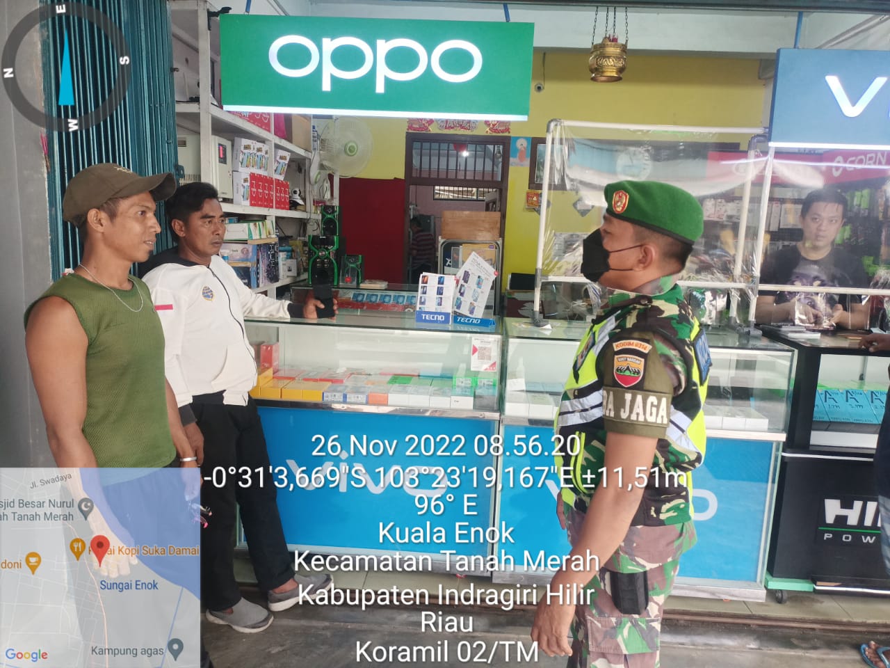 Anggota Koramil 02/TM Kopda M Adrian Laksanakan Himbauan Protkes Kepada Masyarakat di Kuala Enok 