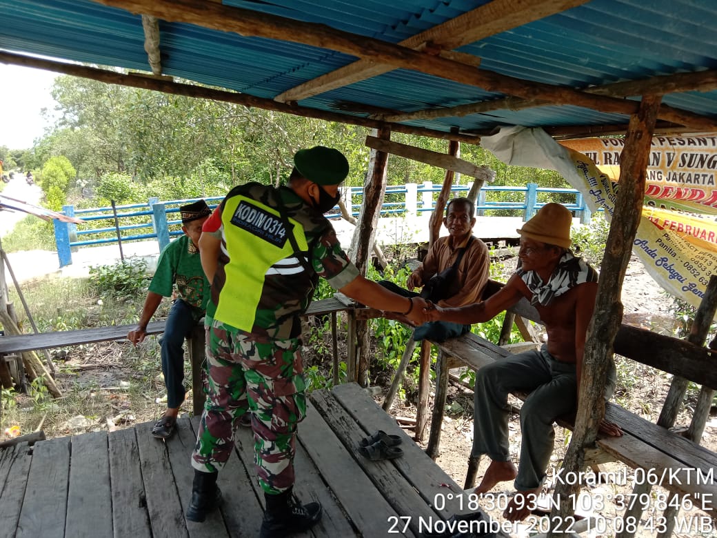 Babinsa Praka Risky Amanda Laksanakan Himbauan Protkes Kepada Masyarakat 