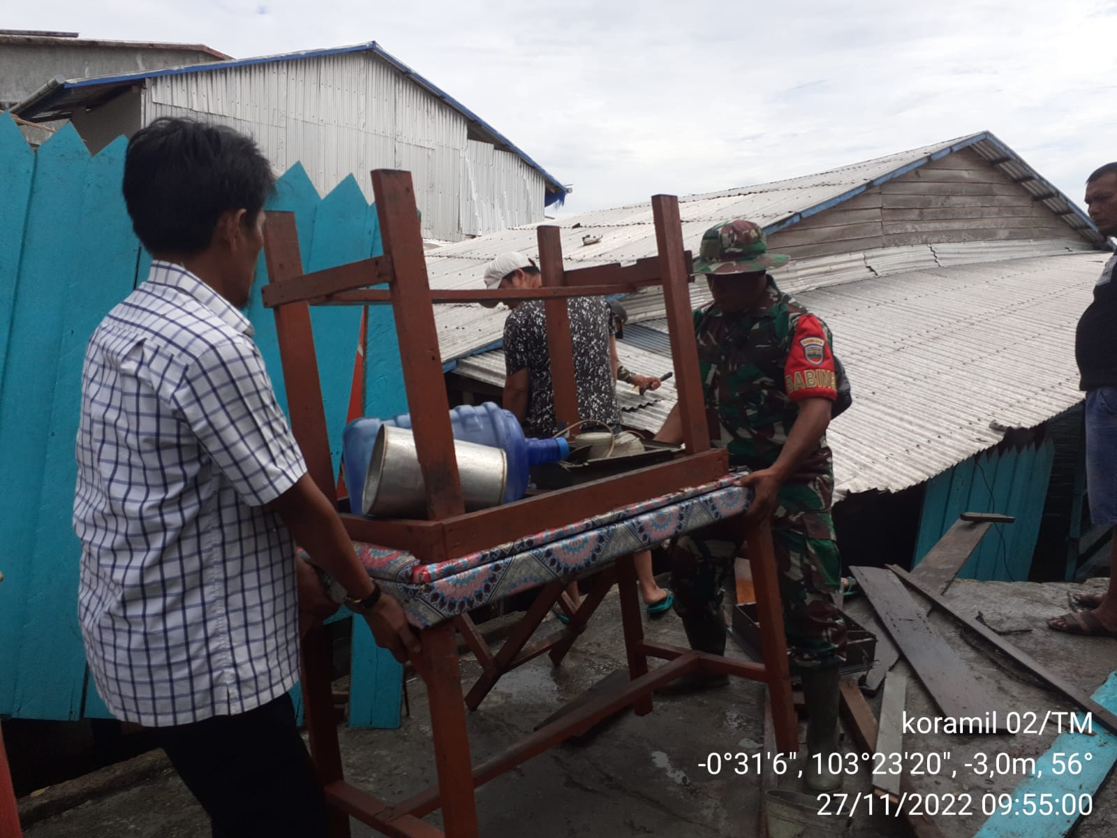 Babinsa Koramil 02/TM Bantu Evakuasi Barang Korban Longsor di Kuala Enok 