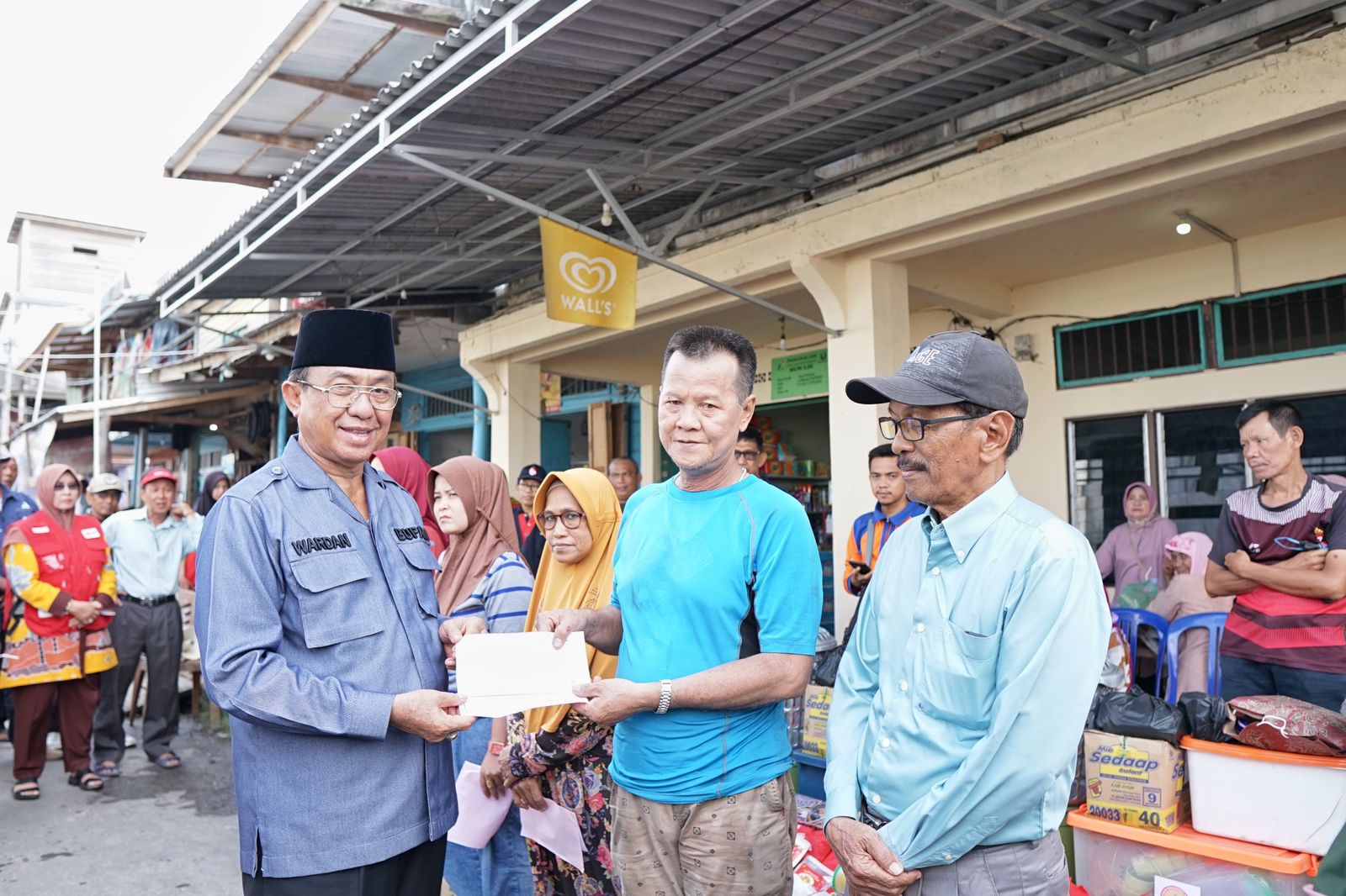 Gerak Cepat, Bupati HM Wardan Sambangi Korban Longsor di Kuala Enok dan Serahkan Bantuan 