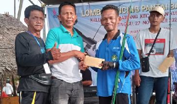 Ketua panitia pelaksana, Junaidi, saat menyerahkan hadiah lomba kepada pemenang