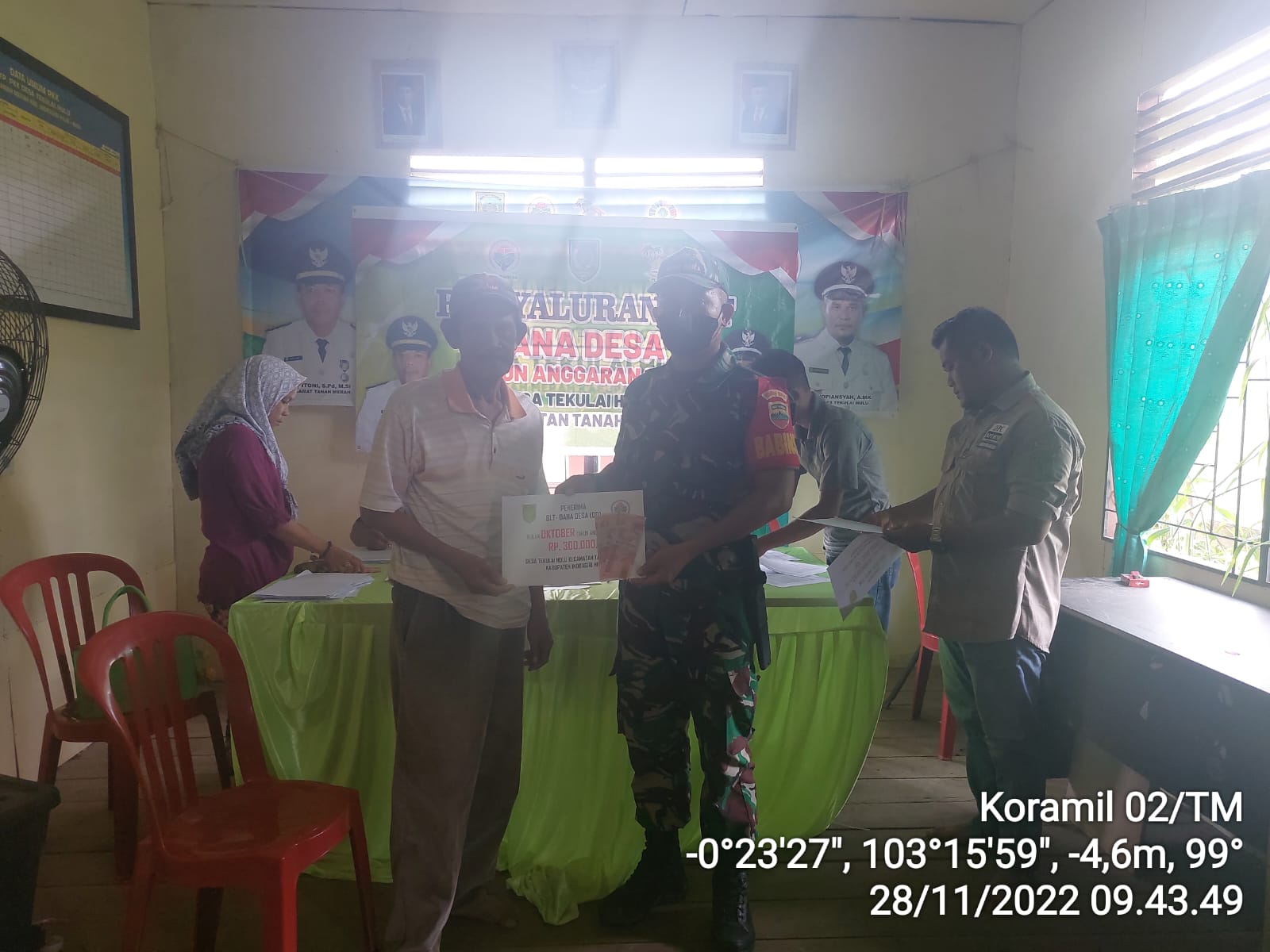 Serda Agusmi Babinsa Desa Tekulai Hulu Dampingi Warga Menerima BLT-DD 