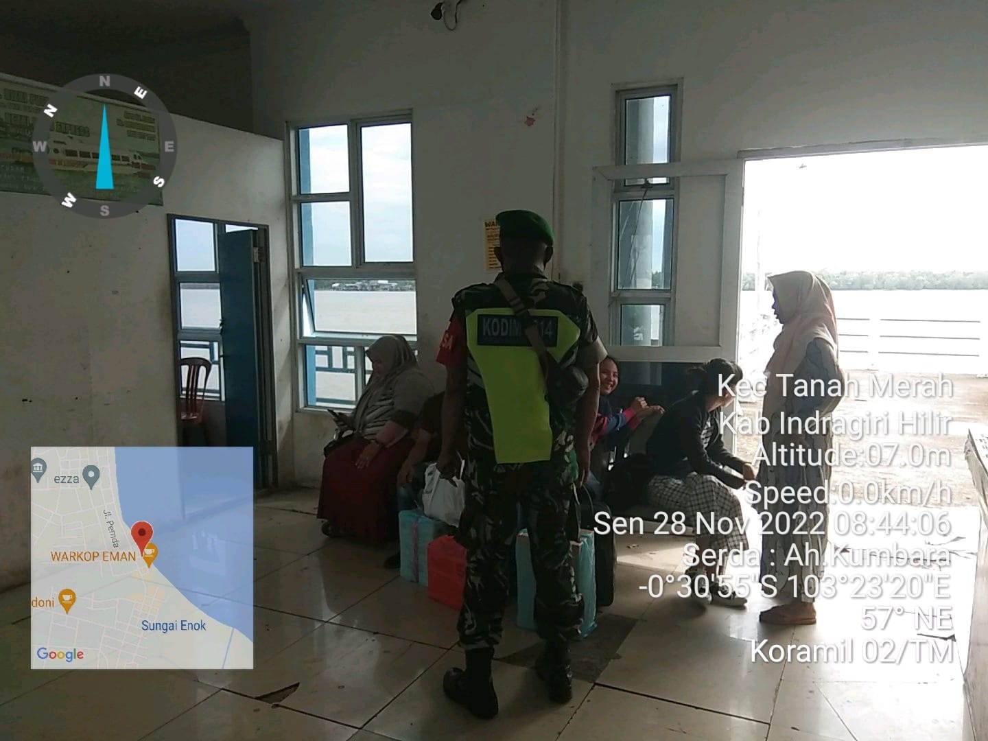 Serda AH Kumbara Anggota Koramil 02/TM Himbau Warga Patuhi Protkes di Pelabuhan Kuala Enok 