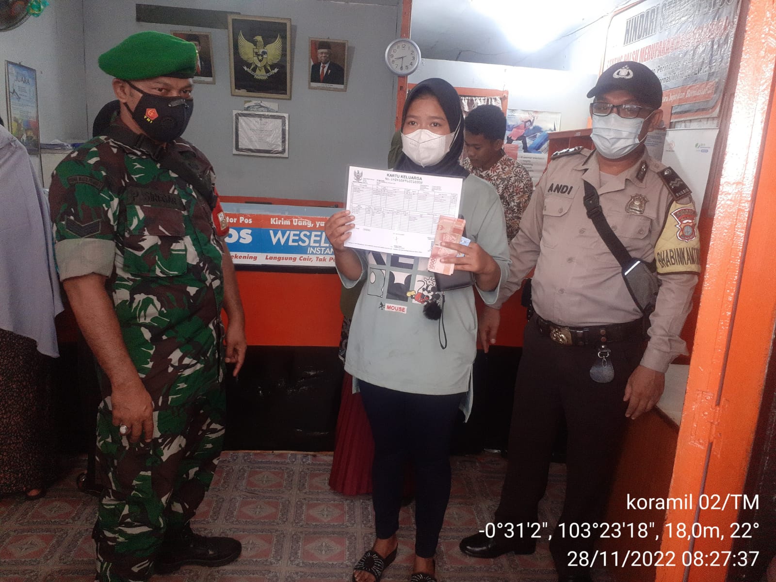 Sertu P Siregar Dampingi Penyaluran BLT Subsidi BBM Sembako dan PKH untuk Keluarga Kurang Mampu 