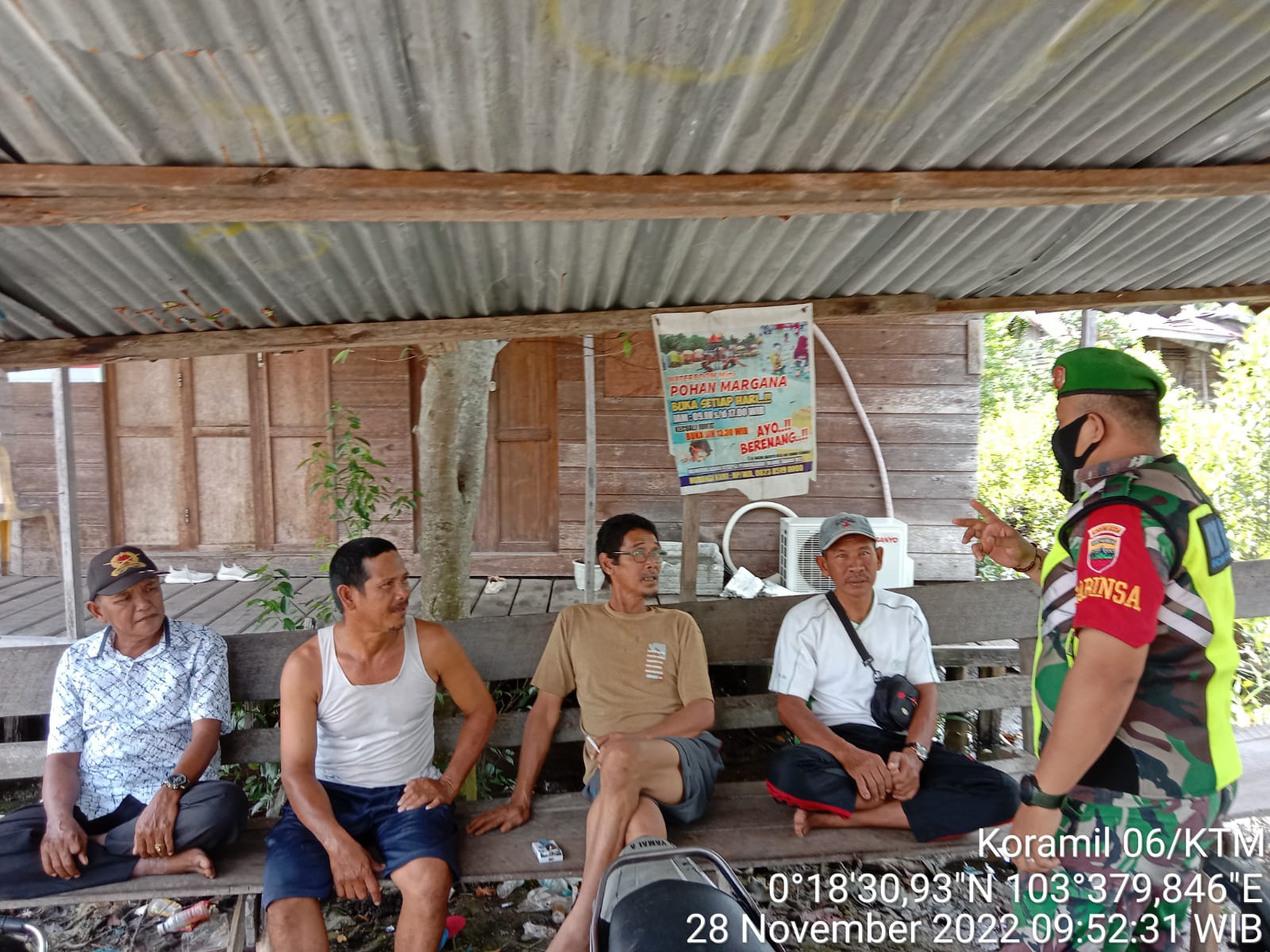 Anggota Koramil 06/KTM Praka Risky Amanda Himbauan Protkes di Kelurahan Bandar Sri Gemilang 