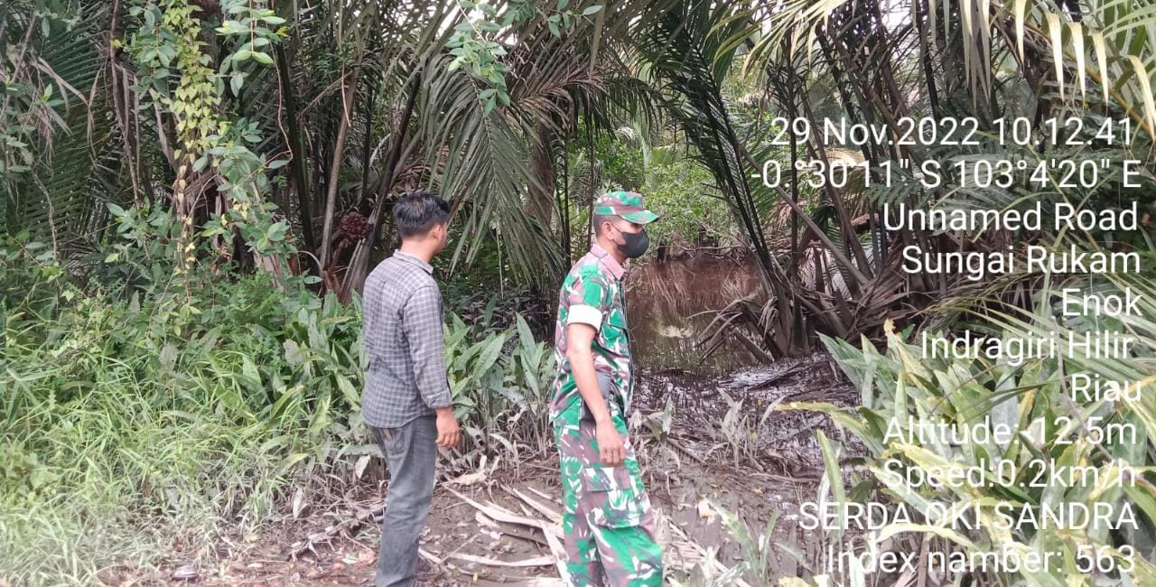Serda Oki Sandra Babinsa Koramil 02/TM Gelar Patroli Rutin Antisipasi Karhutla di Wilayah Binaan 