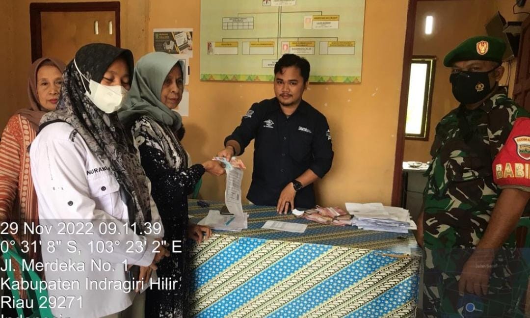 Babinsa Desa Tanah Merah Sertu P Siregar Mendampingi Pembagian BLT BBM Sembako dan PKH