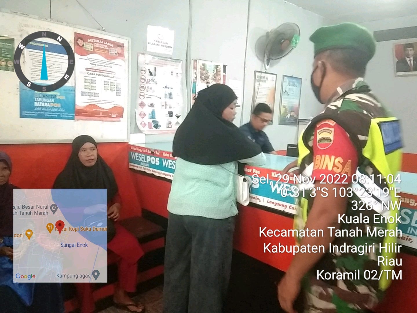 Anggota Koramil 02/TM Serda Ah Kumbara Beri Himbauan Warga Patuh Protkes di Kantor Pos 