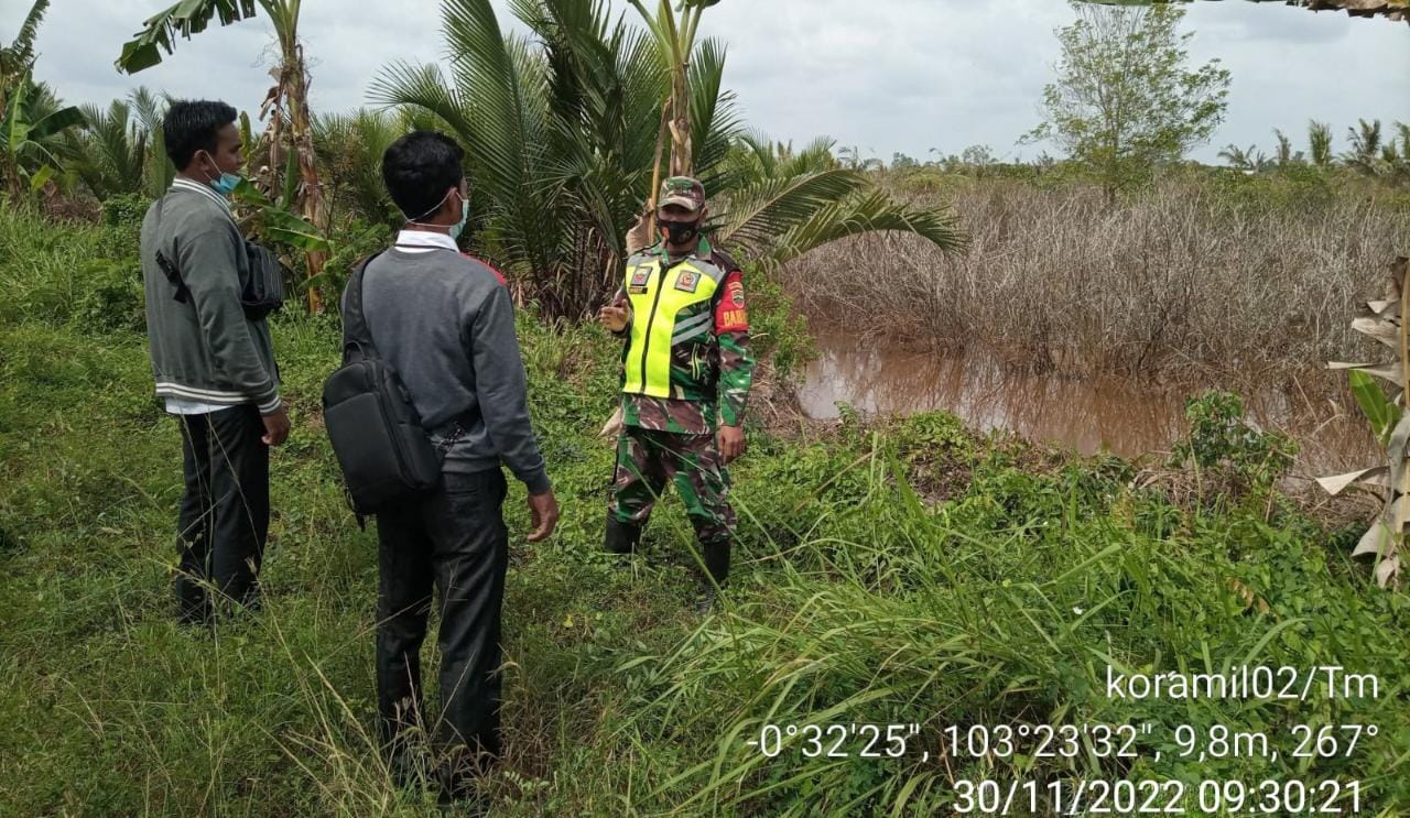 Cegah Karhutla, Babinsa Desa Selat Nama Serda M Ade P Laksanakan Patroli Bersama Warga Binaan 