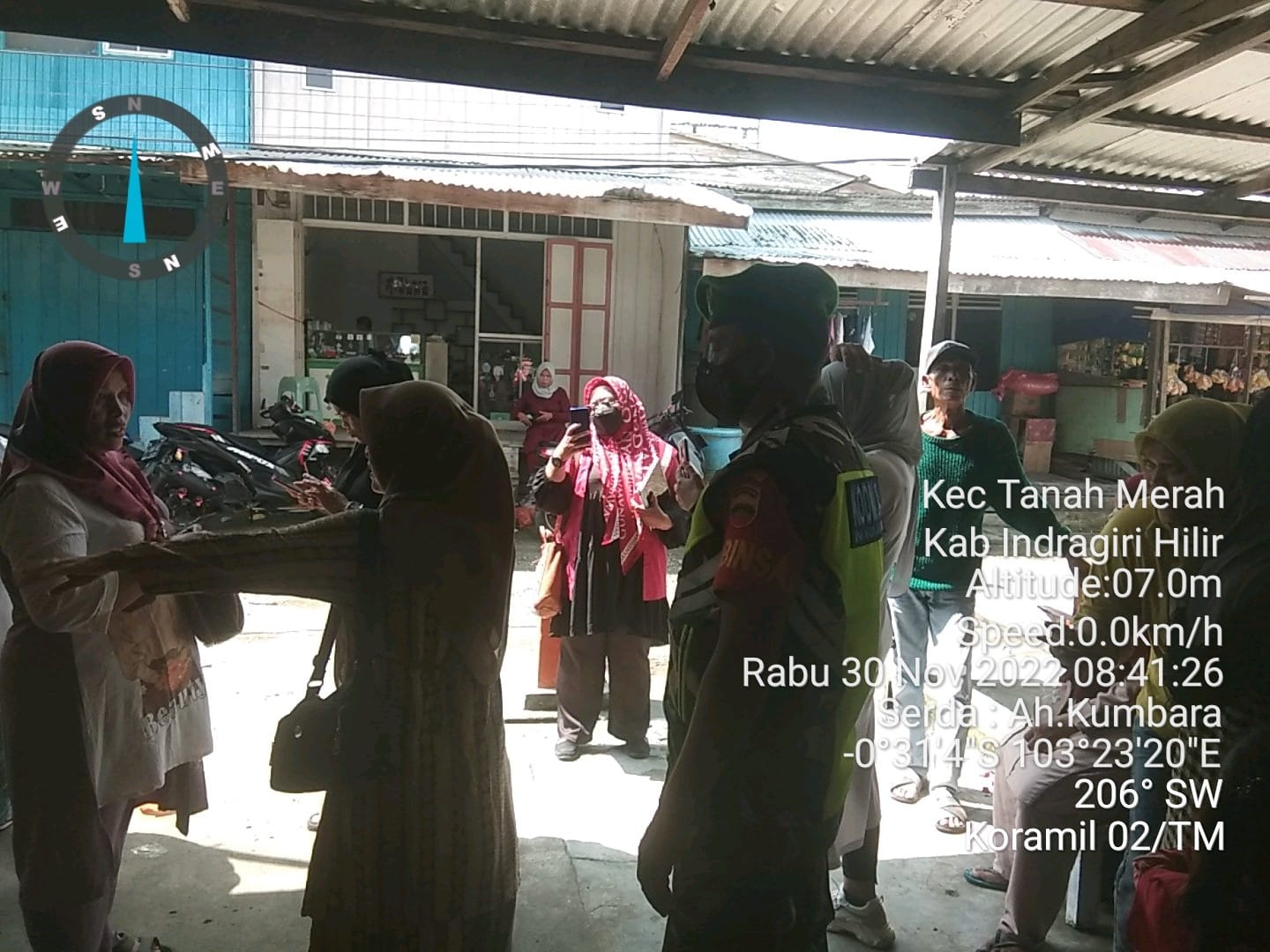 Sasar Warga, Serda AH Kumbara Anggota Koramil 02/TM Laksanakan Himbauan Protkes di Kuala Enok 