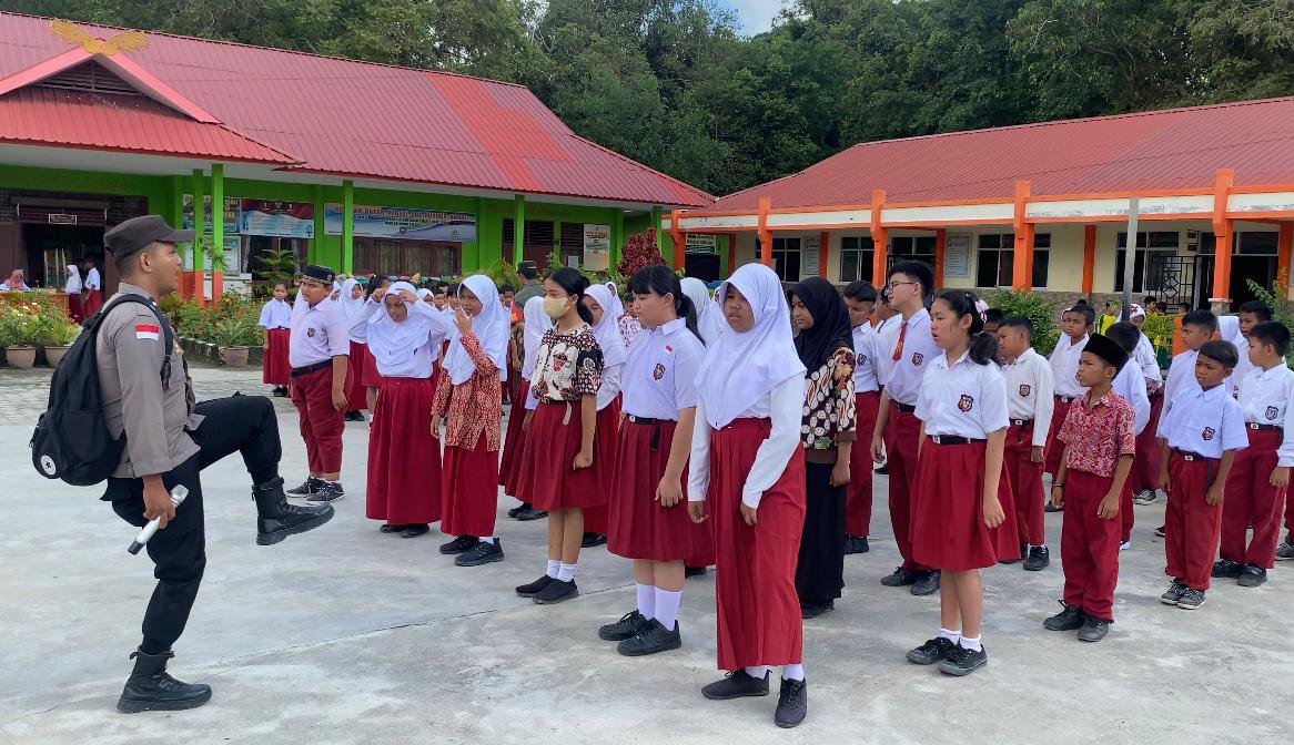 Personil Polsek Kundur Utara-Barat Latih Siswa SDN 7 Kundur Barat Baris Berbaris