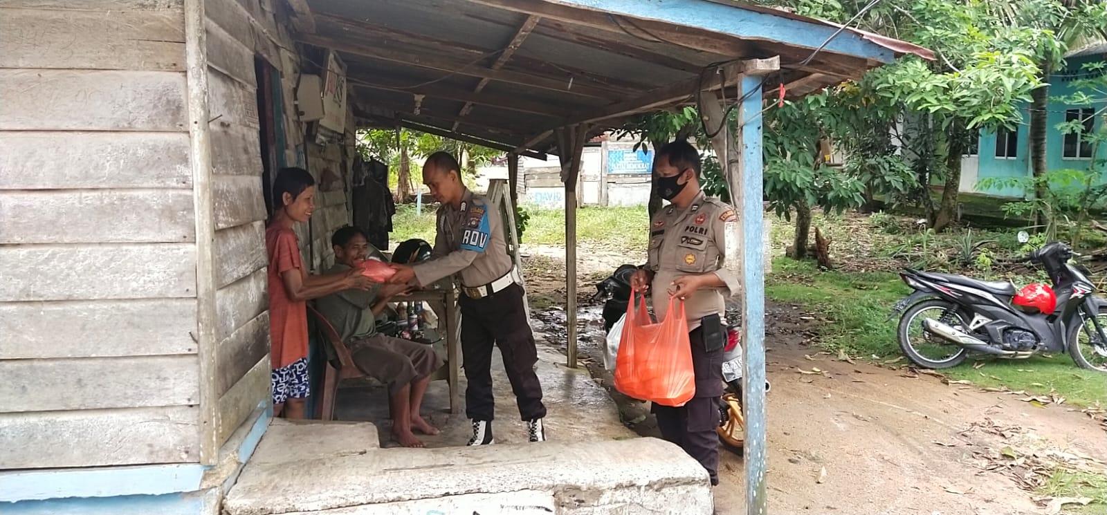 Polsek Balai Karimun Bagikan 60 Nasi Bungkus Untuk Warga