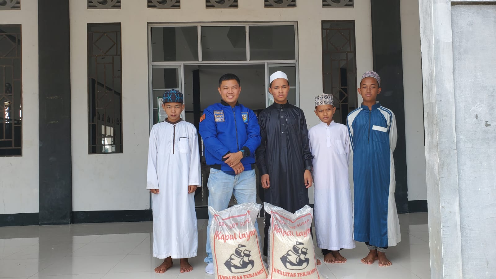 KNPI Karimun Salurkan Bantuan 500 Kg Beras ke Pondok Pesantren, Dalam Program Jumat Berkah