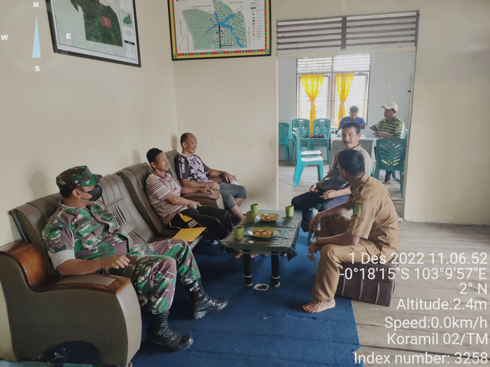 Wujud Sinergitas, Serma Boy Jalin Komsos dengan Staf Desa Simpang Tiga 