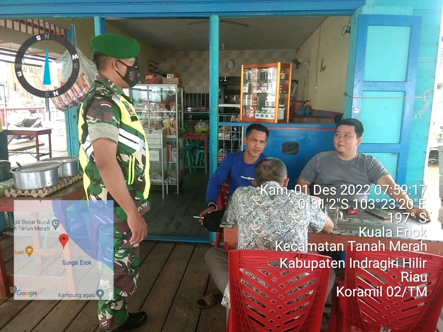 Seda Ah Kumbara Anggota Koramil 02/TM Giat Himbauan Protkes kepada Warga di Kuala Enok 