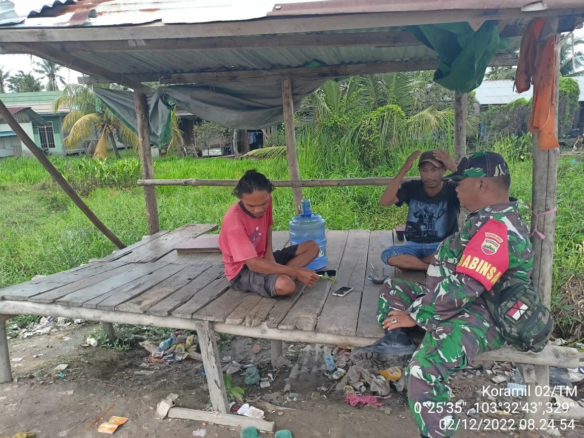 Serda Yuli Hendra Babinsa Sungai Lokan Giat Komsos dengan Warga Binaan 