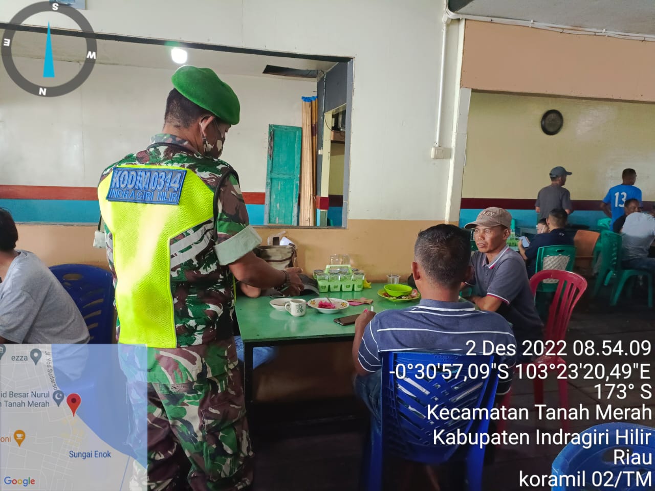 Antisipasi C-19 Koptu RH Tambunan, Anggota Koramil 02/TM Laksanakan Himbauan Protkes kepada Masyarakat di Tanah Merah 