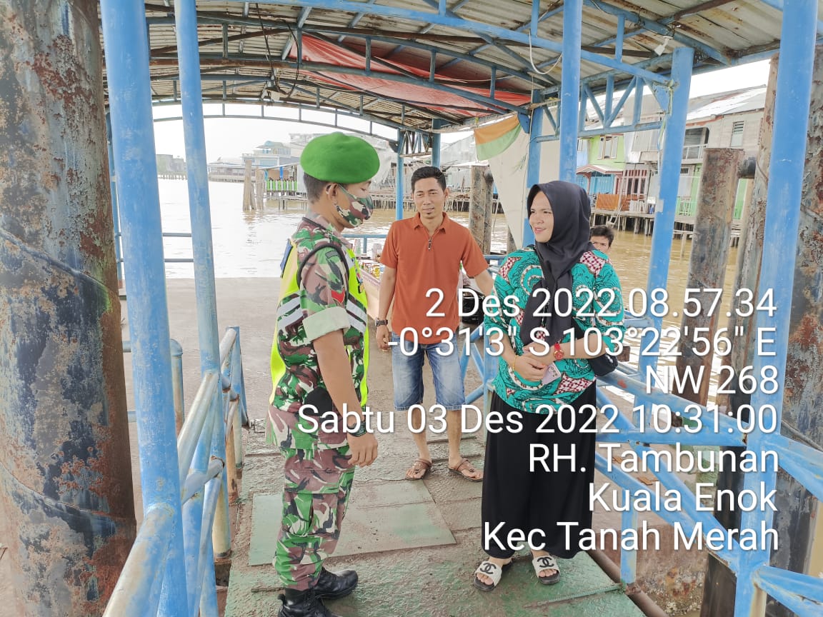 Koptu RH Tambunan Anggota Koramil 02/TM Berikan Himbauan Protkes di Pelabuhan Kuala Enok 