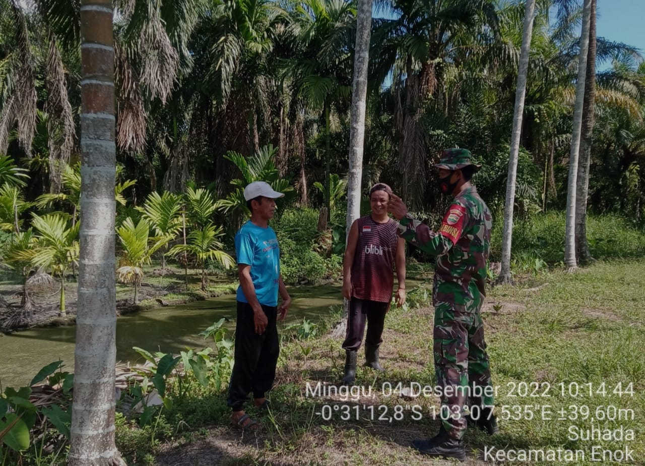 Serda Darno Babinsa Koramil 02/TM Lakukan Patroli Sasar Wilayah Rawan Terjadinya Karhutla 