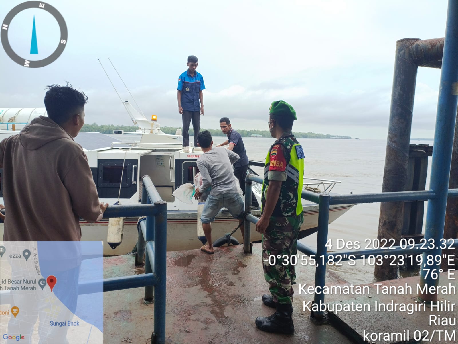 Anggota Koramil 02/TM Koptu RH Tambunan Beri Himbauan Protkes Kepada Masyarakat di Pelabuhan 