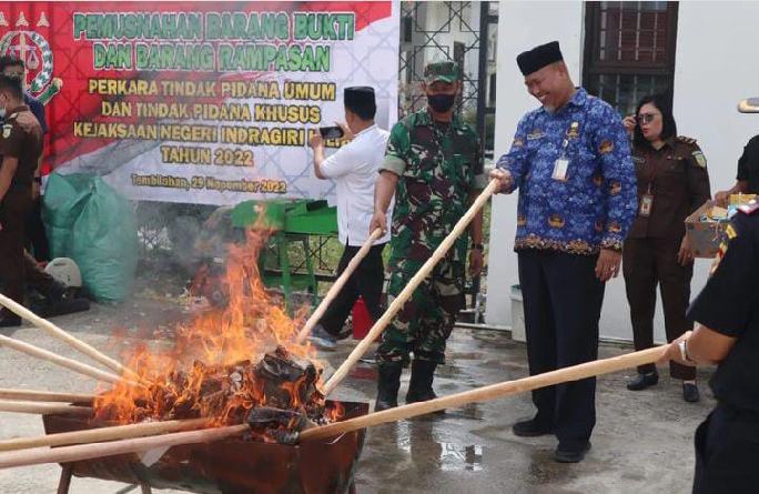 Bupati Indragiri Hilir Hadiri Pelaksanaan Pemusnahan Barang Bukti oleh Kejari Inhil TH 2022