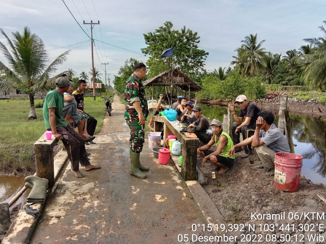 Babinsa Sungai Teritip Jalin Komsos dengan Warga Binaan untuk Meningkatkan Hubungan Baik 