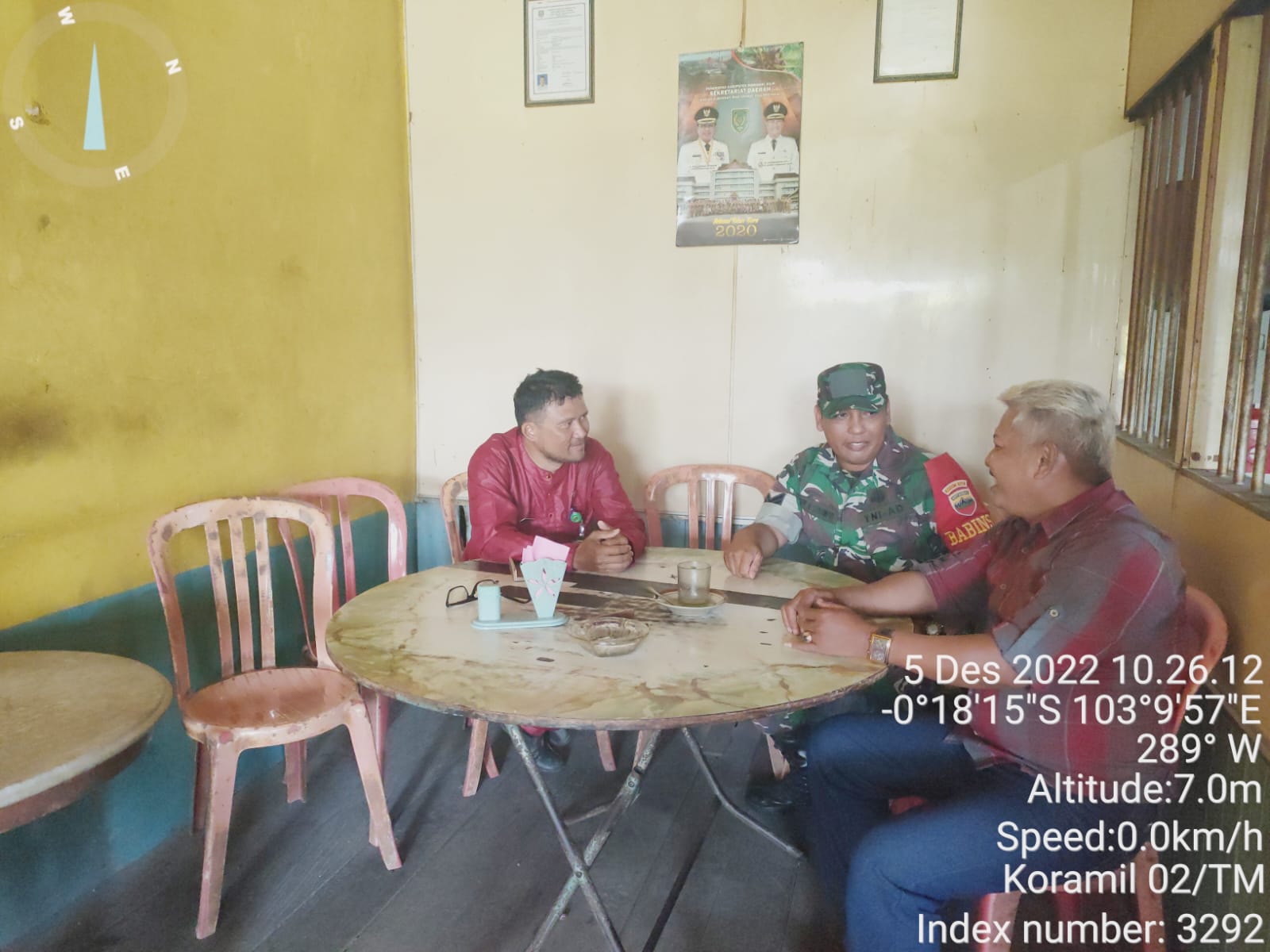 Ciptakan Kedekatan Bersama Elemen Masyarakat, Babinsa Serma Boy Laksanakan Komsos 