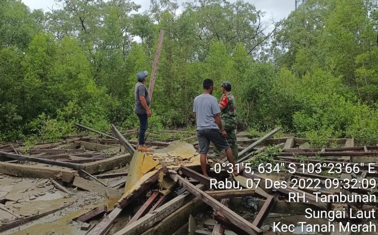 Koptu RH Tambunan Babinsa Desa Sungai Laut Laksanakan Patroli Bersama Warga Rangka Mencegah Karhutla 