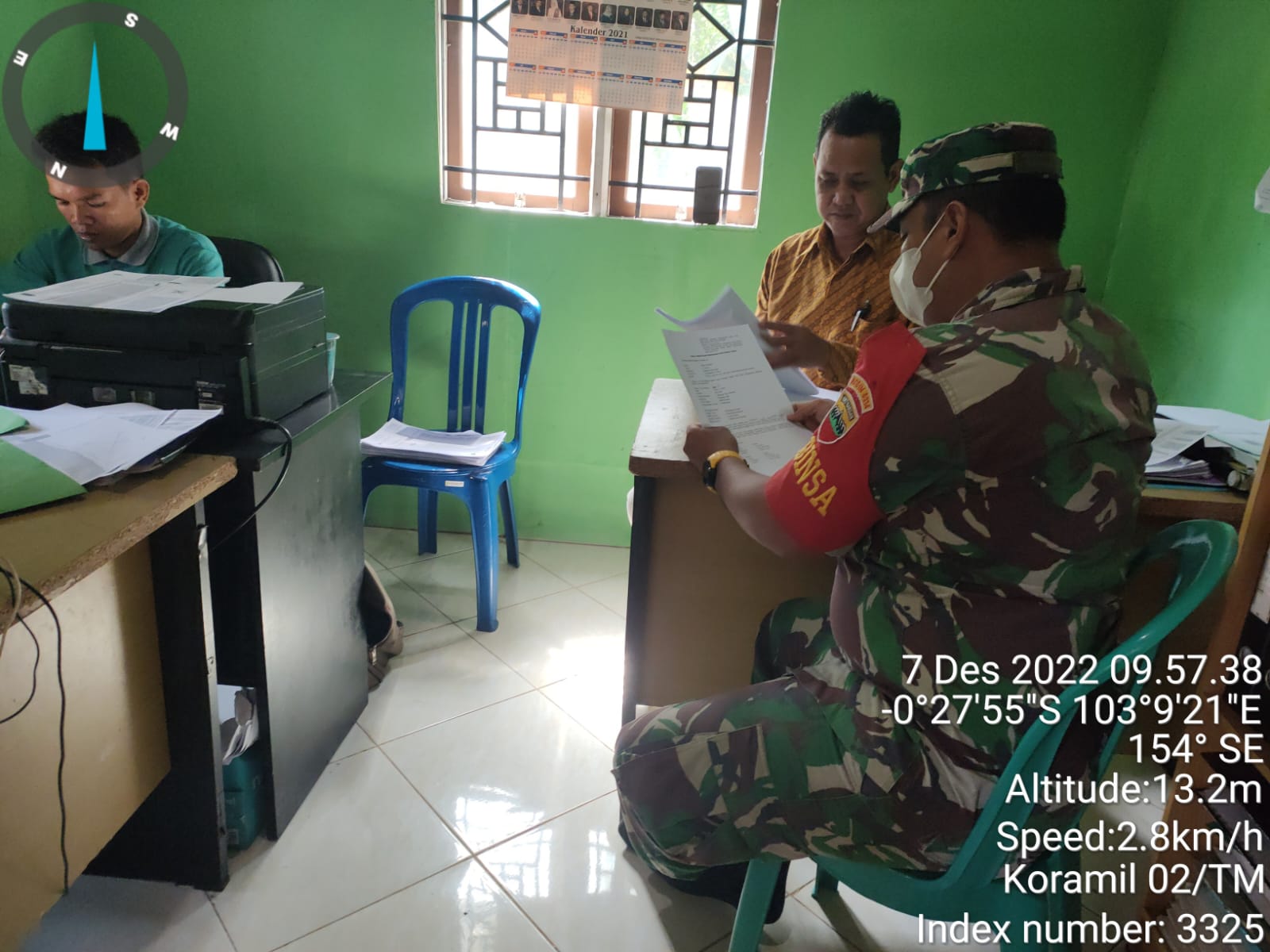 Komsos dengan Staf Desa, Babinsa Boy R Sitompul Saling Berkoordinasi Tentang Kamtibmas 