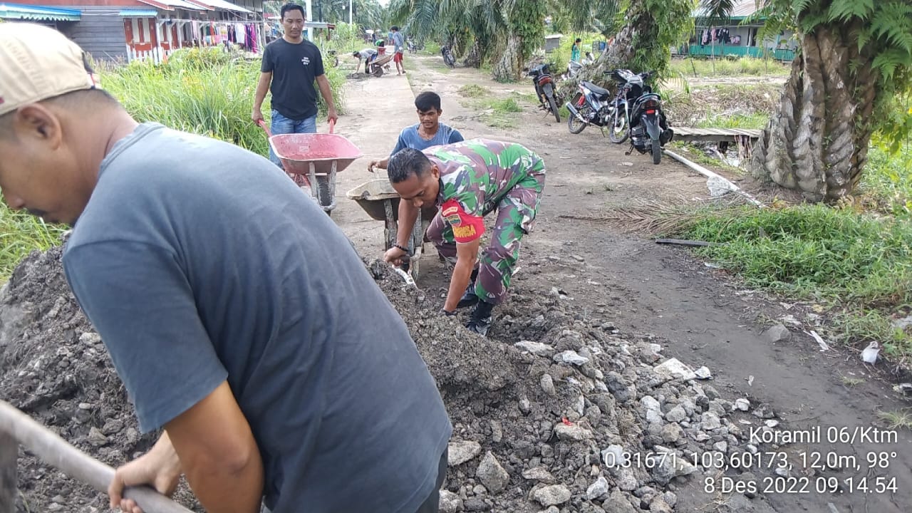 Babinsa Serda Lendi Piter Sirimba Gelar Goro di Kampung Pancasila Desa Binaan Air Tawar 