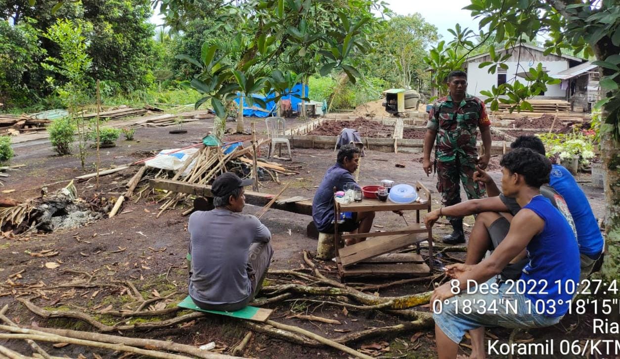 Jaga Hubungan Baik, Koptu Al Alim Babinsa Desa Hibrida Mulya Laksanakan Komsos