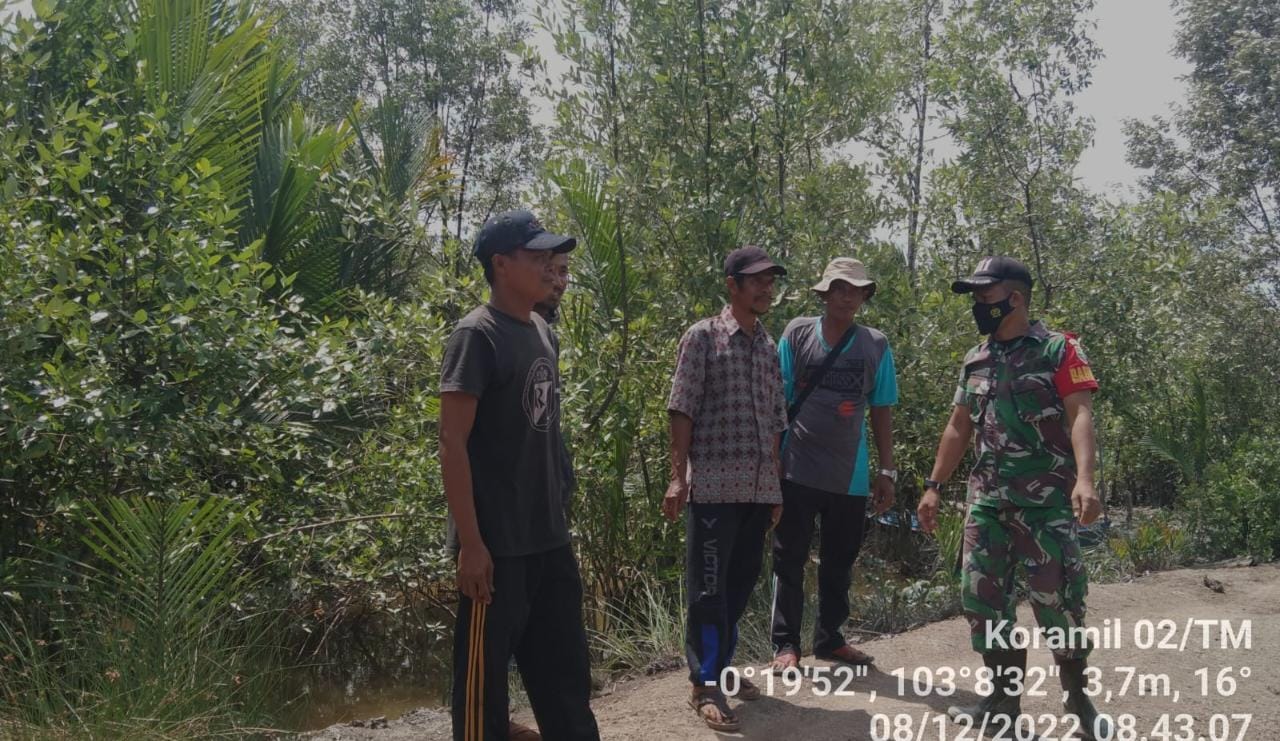 Jaga Wilayah Binaan Aman Karhutla, Babinsa Tanjung Baru Serda Agusmi Pantau dan Lakukan Patroli Bersama 