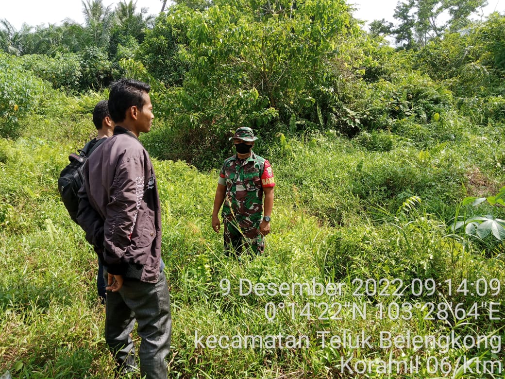 Babinsa Tunggal Rahayu Jaya Laksanakan Patroli dan Sosialisasi Karhutla di Wilayah Binaan 