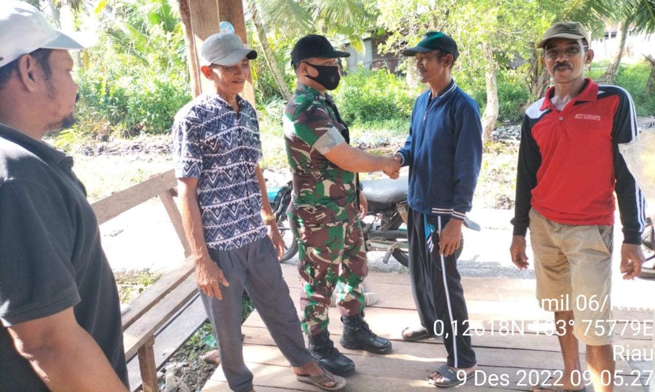 Pererat Silaturahmi, Serda Edili Babinsa Sungai Simbar Laksanakan Komsos dengan Warga Binaan 